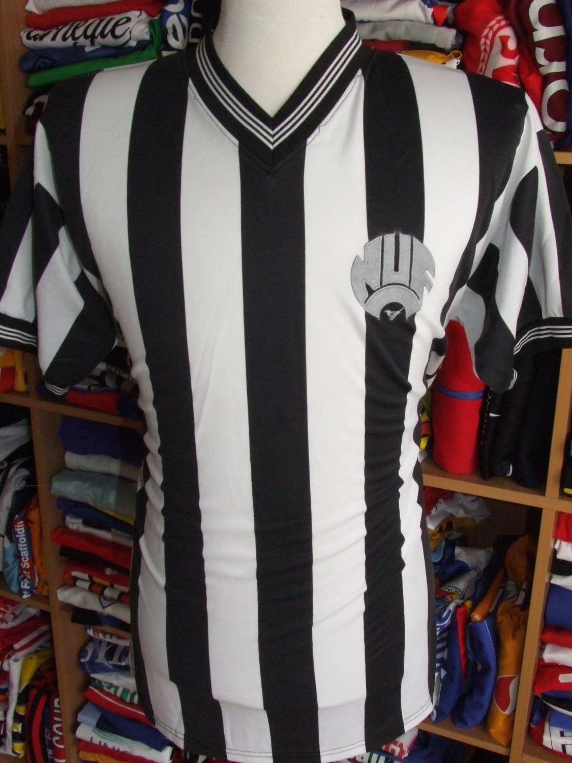 maillot de newcastle united réplique 1983-1987 rétro